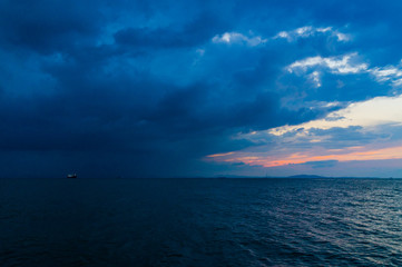 朝の海と北から迫る雲DSC2991