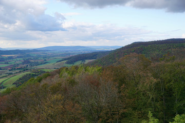 Blick vom Himmelbergturm über den herbstlichen Wald im Leinebergland