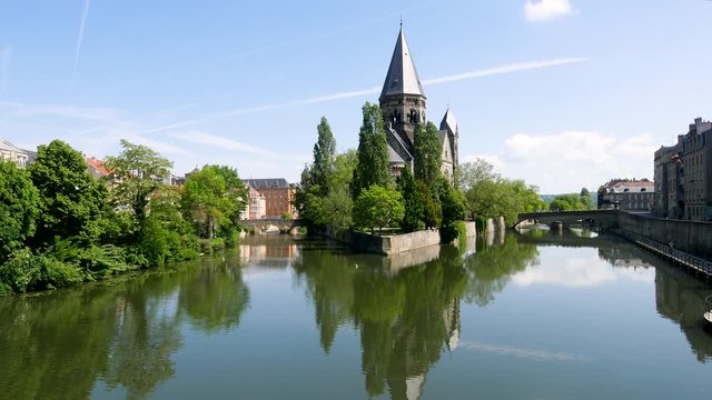 Temple Neuf ("new temple" in english) is a Protestant church in Metz, eastern France. View on the center of the Jardin d'Amour ("garden of love"). Filmed in the summer. Reflections on the water.