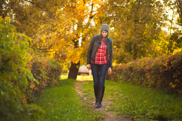 Fototapeta premium Autumn mood. Girl in the autumn park