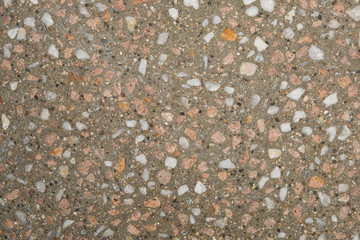 Texture béton désactivé en gros plan avec graviers blanc clair et gris foncé et couleur