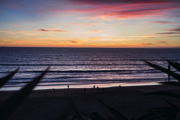 Playa en el atardecer con sufistas