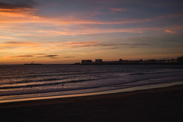 Playa en el atardecer con sufistas