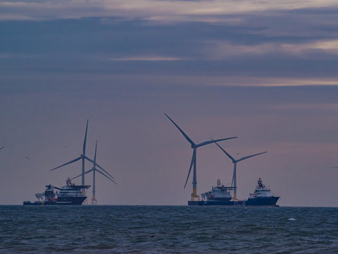 Aberdeen / Szkocja - 6 października 2019: Statki i farma wiatrowa przy brzegu Aberdeen