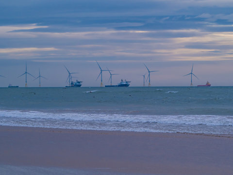 Aberdeen / Szkocja - 6 października 2019: Statki i farma wiatrowa przy brzegu Aberdeen