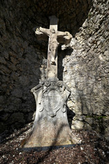 Ein altes Steinkreuz in einer Höhle. Altes Pilgerkreuz aus Stein