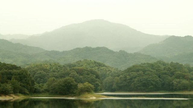 雨　深い霧のかかる山と池に映り込む山のシルエット07
