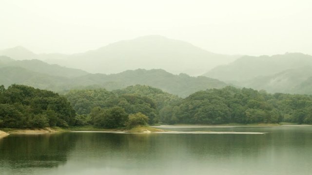雨　深い霧のかかる山と池に映り込む山のシルエット09 ズームアウト