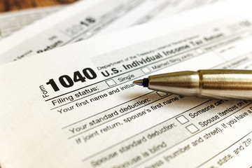 Obraz premium Form 1040 must be filled out in April as the deadline to pay individual taxes.