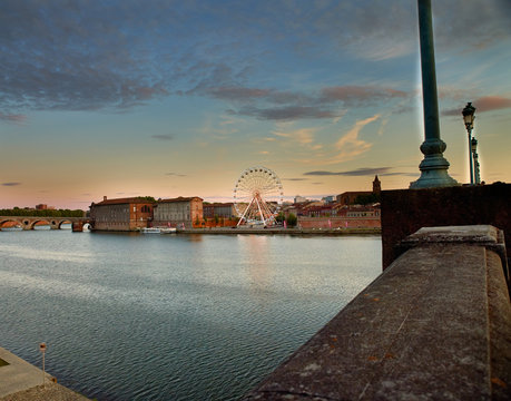  Vue sur la Garonne et sa roue, adoss&eacute; au Pont Saint-Pierre
