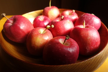 木製の器に入った姫リンゴ