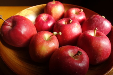 木製の器に入った姫リンゴ