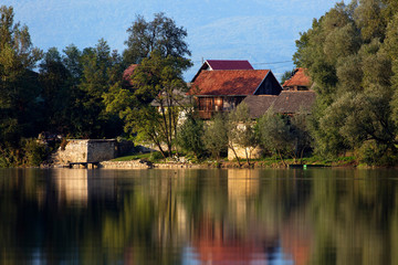 Fototapeta na wymiar Village on the Kupa (Kolpa) River