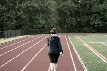 Obraz premium Middle age woman staying fit on track