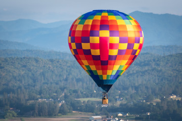 Fototapeta premium Colorful hot air balloon over Grants Pass Oregon on a beautiful summer morning
