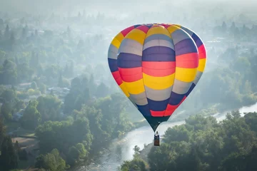 Photo sur Plexiglas Ballon Colorful hot air balloon over the Rogue River in Grants Pass Oregon on a beautiful summer morning