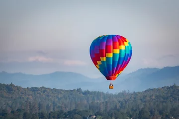 Poster Im Rahmen Bunter Heißluftballon über Grants Pass Oregon an einem schönen Sommermorgen © just.b photography