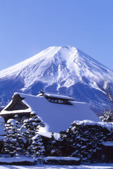 忍野八海と富士山の雪景色