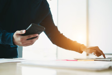 Obraz premium Business man analyzing investment graph and discussing plan in meeting room, investment concept