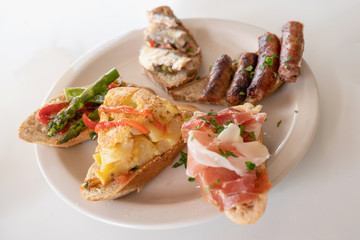Tapeo Español Brusquetas Tortilla Esparragos Salchichas Jamon Crudo Pescado