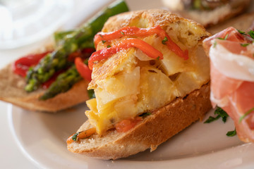 Tapeo Español brusqueta tortilla de papa 