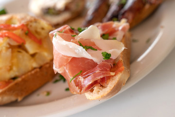Tapeo Español brusqueta tostada Jamon Crudo