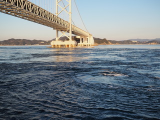 鳴門渦潮と鳴門大橋