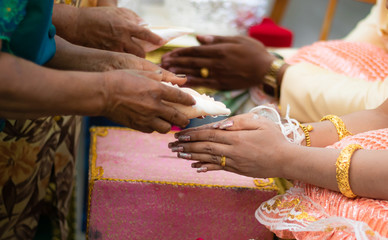 Asian wedding traditions. Pour water into the hand. Thailand entered the wedding ceremony promise to live together with men and women. Creating a shared future for two people.