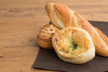 材木の上にパンの集合　朝食　ベーカリー　bread