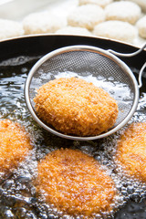 家庭料理のコロッケ調理風景