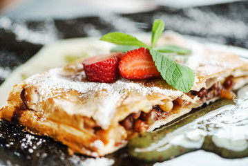 apple strudel with vanilla cream