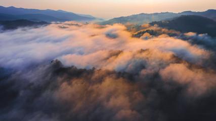 Obraz premium Sunrise in the morning mountains and fog