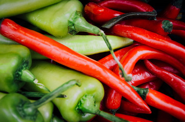 des piments verts et rouges. Des poivrons verts et rouges. De la nourriture pimentée.