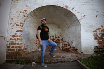 Obraz na płótnie Canvas man in front of brick wall