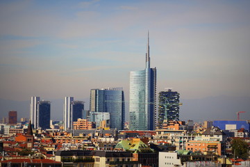 Fototapeta premium Panoramę Mediolanu z nowoczesnymi drapaczami chmur w dzielnicy biznesowej Porto Nuovo we Włoszech. Panorama miasta Milano w tle