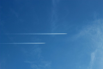 Zwei Flugzeuge fliegen parallel am blauen Himmel