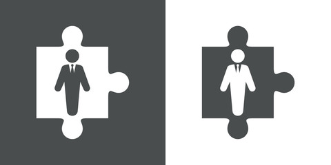 Icono plano hombre de negocios de pie en pieza de puzzle en gris y blanco