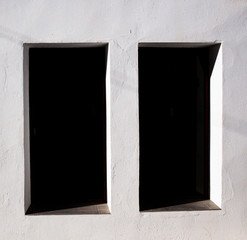 Ventana vertical en pared blanca