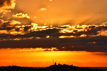 amanecer sobre la costa
