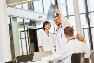 Obraz premium Doctor or lecturer shows student an x-ray