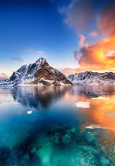 Schöner Sonnenaufgang in Norwegen - Lofoten