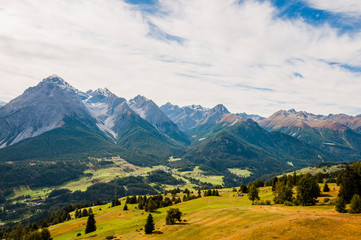 Scuol, Tarasp, Unterengadin, Engadin, Bergdorf, Schloss, Fontana, Vulpera, Wanderweg, Alpen, Graub&uuml;nden, Sommer, Schweiz