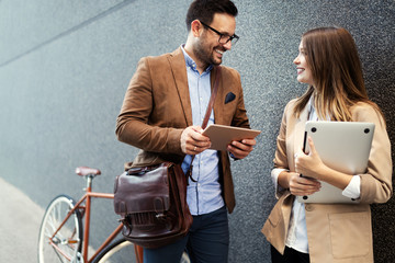 Obraz premium Attractive young business couple embracing at street