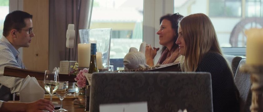 woman sitting inside a pretty restaurant, waiting for her food and drinking wine - Menschen sitzen in einem Restaurant und warten auf ihr Essen w&auml;hrend sie Wein trinken