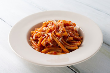 Piatto di pasta casereccia con salsa amatriciana