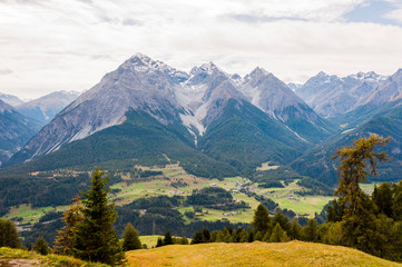 Obraz premium Scuol, Tarasp, Unterengadin, Engadin, Bergdorf, Schloss, Fontana, Vulpera, Wanderweg, Alpen, Graubünden, Sommer, Schweiz