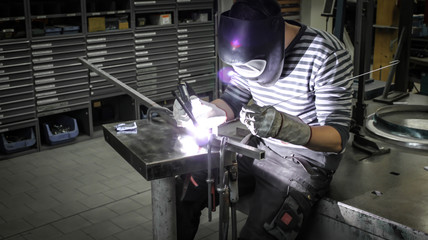 Schweißer verschweißt zwei Aluminiumrohre mit dem Wig Schweißverfahren