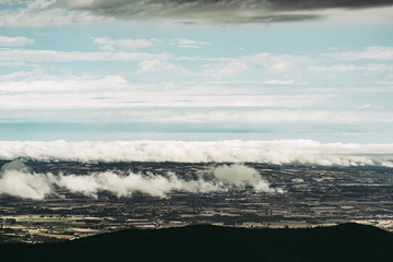 Paysage vue panoramique avec un ciel en mouvement