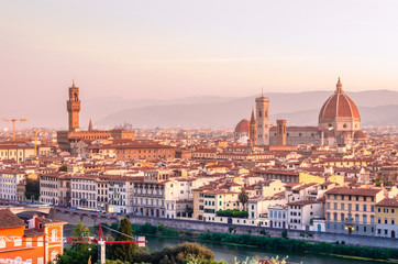 Bellissima veduta di Firenze, Toscana, Italia famosa in tutto il mondo da Piazzale Michelangelo con i monumenti della città cattedrale campanile di Giotto e Cupola