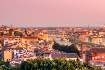 Fototapeta na wymiar Bellissimo panorama di Firenze da Piazzale Michelangelo all'alba con Ponte Vecchio, il fiume Arno e il quartiere di Oltrarno